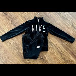 Nike girls size 5-6Y velvet soft set 💕
